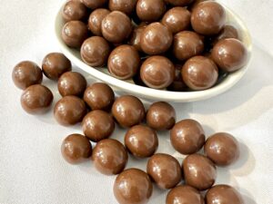 Tejcsokol&aacute;d&eacute;s T&ouml;r&ouml;kmogyor&oacute; Drazs&eacute; 100 g