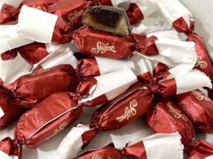 Meggyes marcipános étcsokoládés szaloncukor 250g