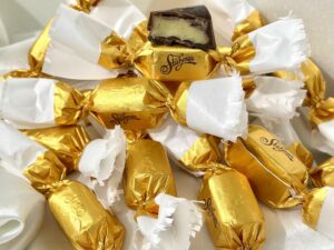 Tojáslikőrös étcsokoládés szaloncukor 250g