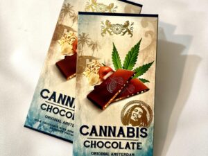Kannabis Tejcsokol&aacute;d&eacute; Mogyor&oacute;val 80g